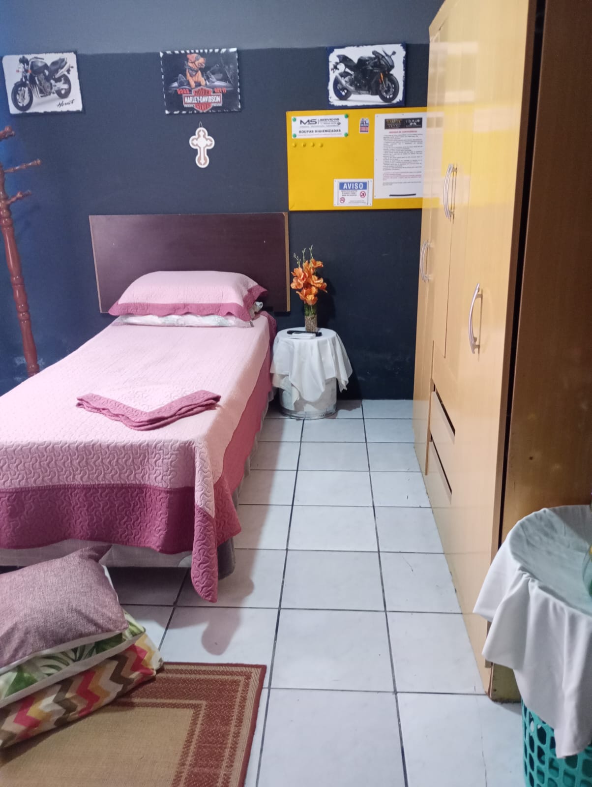 Acomodação com guarda-roupa de madeira e decoração temática